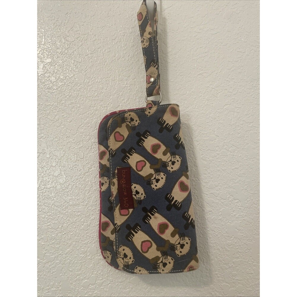 Bungalow 360 Canvas Wristlet Clutch Wallet Handbag Bag Travel Beaver Print Clean - Picture 2 of 11